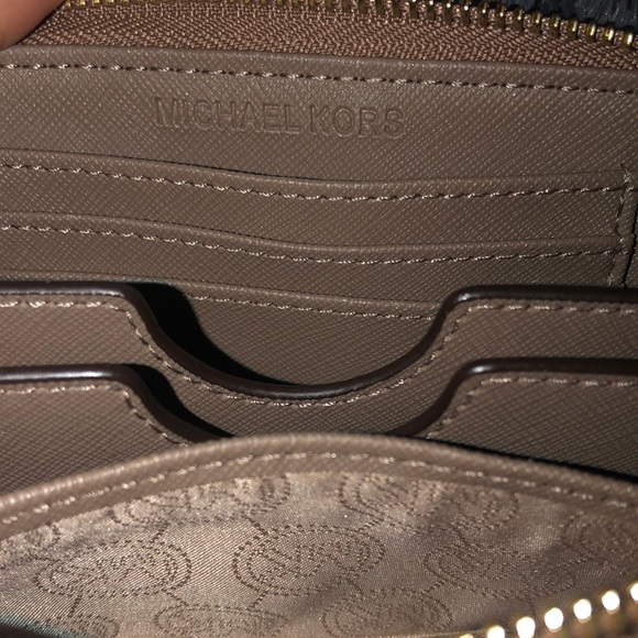 Michael Kors - Signature Jet Set Medium Wristlet - Picture 6 of 6